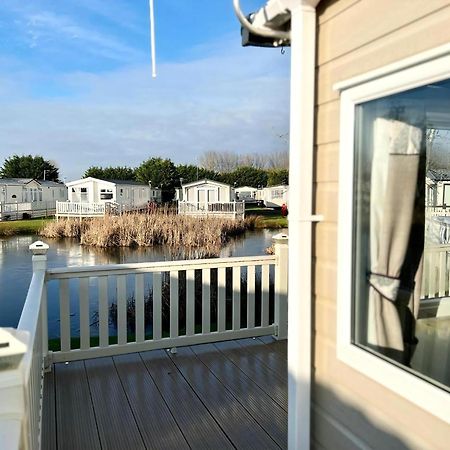 Stunning Caravan With Full Lake View At Southview Holiday Park Ref 33004Ml Skegness Kültér fotó