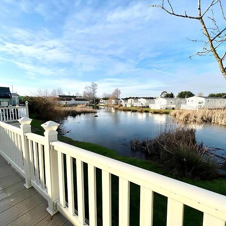 Stunning Caravan With Full Lake View At Southview Holiday Park Ref 33004Ml Skegness Kültér fotó