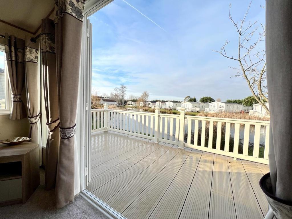 Stunning Caravan With Full Lake View At Southview Holiday Park Ref 33004Ml Skegness Kültér fotó